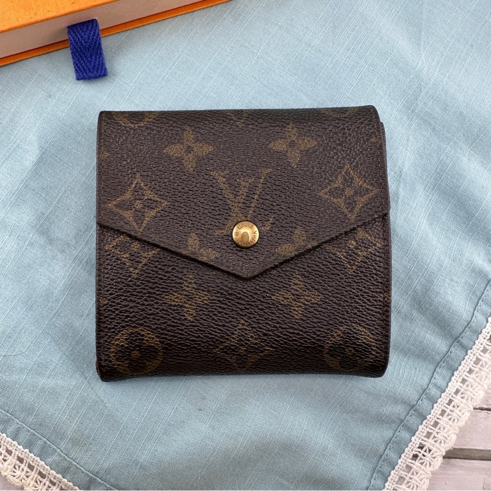 AUTHENTIC Louis Vuitton wallet. Monogram canvas.